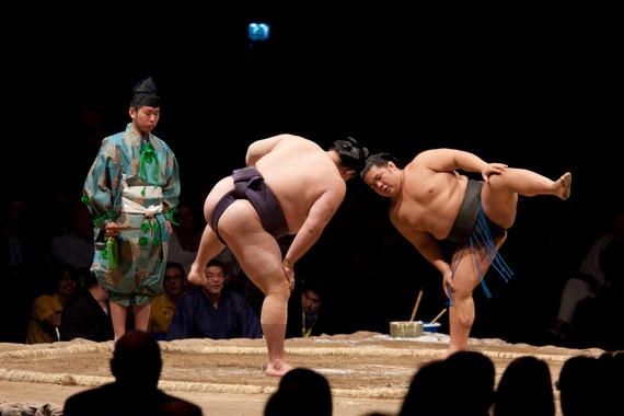 Người phụ nữ Nhật Bản không được bước chân vào sàn đấu Sumo